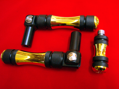 RIDER FOOT PEGS, ALUMINIUM/KNURLED & BRASS<br/>FAHRERFUSSRASTEN ALU GERIFFELT MIT POLIERTEM MESSING 