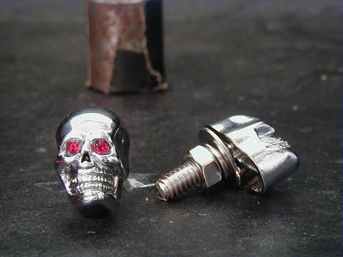 SKULL SCREWS WITH GREEN EYE, CHROME<br/>1,5 CM SIZE, PAIR  