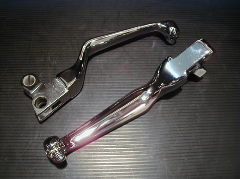 BRAKE LEVER AND CLUTCH LEVER, 1996-2006<br/>PAIR, SKULL WITH BLACK PAINTED EYES EVO/TC 